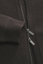 Nahaufnahme der Emporio Armani Strickjacke graubraun mit mittlerem Patent-Strickmuster, tonalen Streifen, zwei Wege Reißverschluss und Rippbündchen, fotografiert von vorne schräg oben.