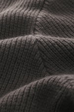 Emporio Armani Strickjacke graubraun Nahaufnahme des mittelgroben Patent-Strickmusters aus reiner Schurwolle mit weichem Griff und tonalen Strukturstreifen.