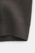 Emporio Armani Strickjacke graubraun, Detailaufnahme des weichen, mittelgroben Patent-Strickmusters aus reiner Schurwolle, tonale Strukturstreifen, Rippbündchen sichtbar.