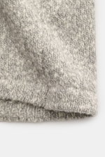 Nahaufnahme des voluminösen Strickbildes des 04651/ A trip in a bag Cardigan grau/offwhite meliert aus reiner Wolle mit weichem Griff.