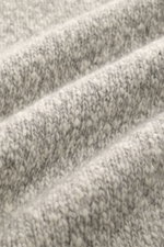 Nahaufnahme des voluminösen Strickbilds des 04651/ A trip in a bag Cardigan grau/offwhite meliert aus reiner Wolle mit weichem Griff.