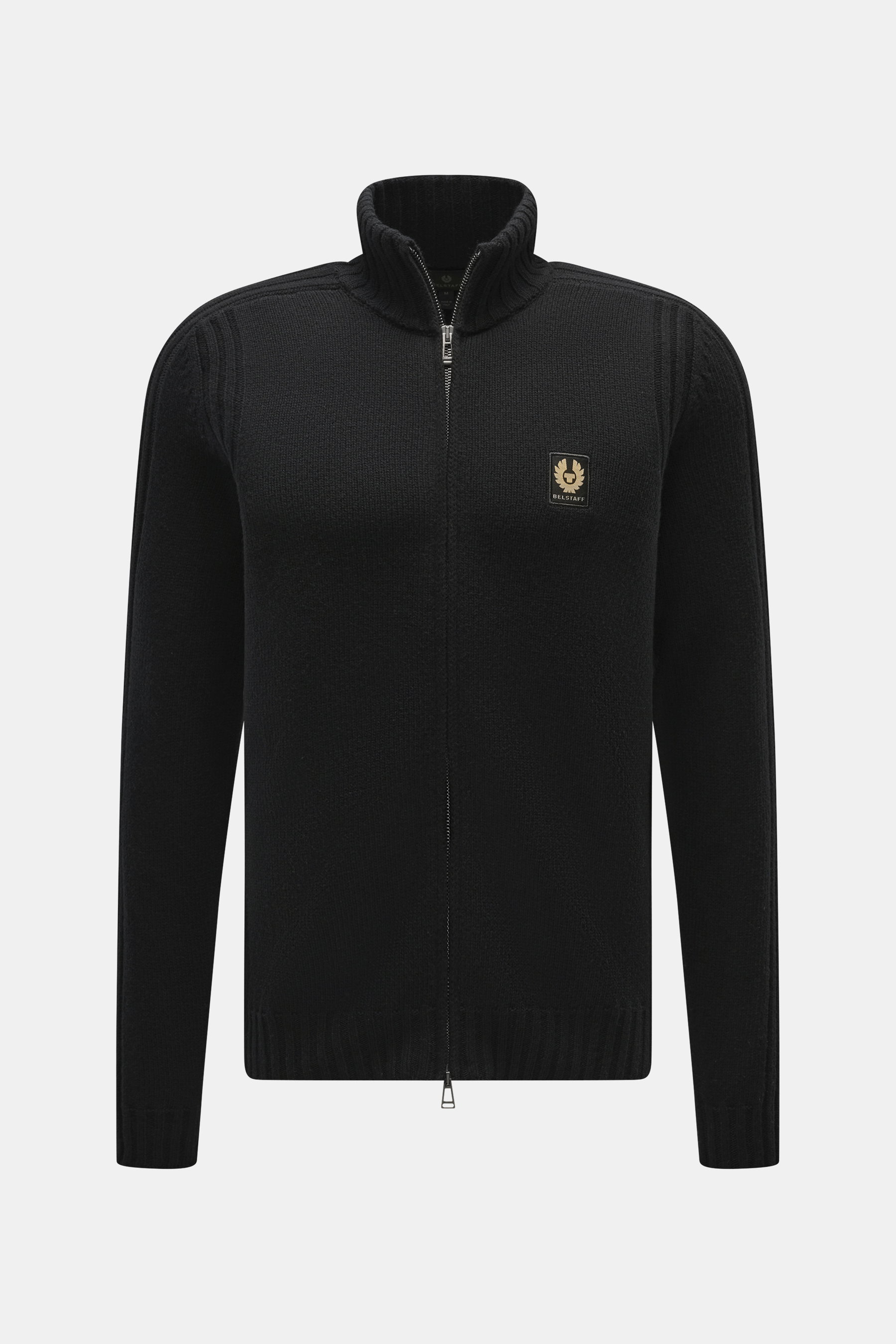 Belstaff Strickjacke 'Watch' schwarz, frontale Nahaufnahme, reine Wolle, weicher Griff, grobes Strickbild, Rippstrick-Elemente, Slim Fit, Stehkragen, Zwei-Wege-Reißverschluss, BELSTAFF-Weblabel auf der Brust, flexible Rippbündchen.