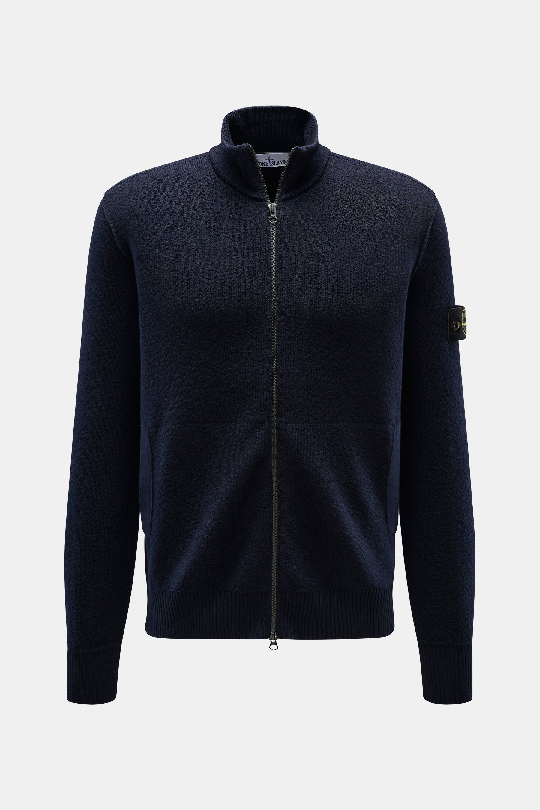 Stone Island Strickjacke navy aus reiner Schurwolle, Regular Fit, mit Zwei-Wege-Reißverschluss, Leistentaschen, Kompass-Badge, Rippbündchen, hoch geschlossen, frontale Nahaufnahme.