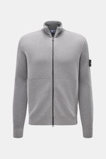 Stone Island Strickjacke grau, Frontansicht, aus reiner Schurwolle mit Zwei-Wege-Reißverschluss, hoch schließendem Kragen, Leistentaschen, Kompass-Badge am Arm, Rippbündchen, Regular Fit, weicher Griff, komfortables Essential für Herbst und Winter.