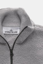Stone Island Strickjacke grau aus reiner Schurwolle, sportiver Look, hoch schließender Kragen, Zwei-Wege-Reißverschluss, Detailaufnahme von oben.