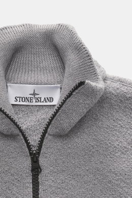 Stone Island Strickjacke grau aus reiner Schurwolle, sportiver Look, hoch schließender Kragen, Zwei-Wege-Reißverschluss, Detailaufnahme von oben.