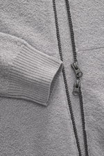Stone Island Strickjacke grau aus reiner Schurwolle, Nahaufnahme von Rippbündchen und zwei-Wege-Reißverschluss, weicher Griff, Regular Fit.