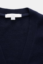 Nahaufnahme des Malo Cashmere Cardigan navy aus weichem reinen Cashmere mit V-Ausschnitt, feinem Strickbild und Label, von oben fotografiert.