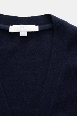 Nahaufnahme des Malo Cashmere Cardigan navy aus weichem reinen Cashmere mit V-Ausschnitt, feinem Strickbild und Label, von oben fotografiert.
