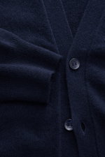Nahaufnahme des Malo Cashmere Cardigan navy, von oben fotografiert, zeigt feines Strickbild, V-Ausschnitt, Fünf-Knopf-Leiste und weiche Rippbündchen.
