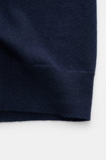 Nahaufnahme des Malo Cashmere Cardigan navy, Detailansicht von Rippbündchen und feinem Strick in Slim Fit, weicher Griff, reiner Cashmere.