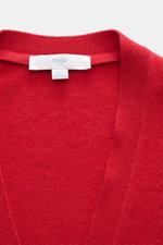 Nahaufnahme des roten Malo Cashmere Cardigan in Slim Fit, V-Ausschnitt, feinem Strickbild, weichem Griff, Rippbündchen, fotografiert von oben.