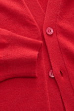 Malo Cashmere Cardigan rot aus feinem Strick, Slim Fit, V-Ausschnitt, Fünf-Knopf-Leiste und Rippbündchen, Nahaufnahme von vorne.