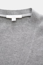 Malo Cashmere Cardigan grau meliert, Nahaufnahme von oben, weicher Griff, feines Strickbild, Slim Fit, V-Ausschnitt, Fünf-Knopf-Leiste, Rippbündchen, reiner Cashmere.