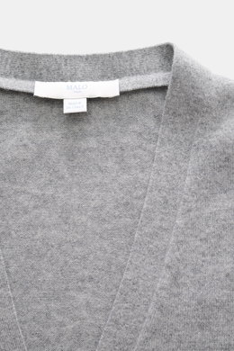 Malo Cashmere Cardigan grau meliert, Nahaufnahme von oben, weicher Griff, feines Strickbild, Slim Fit, V-Ausschnitt, Fünf-Knopf-Leiste, Rippbündchen, reiner Cashmere.