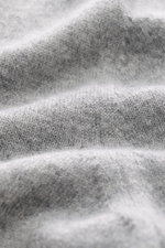 Malo Cashmere Cardigan grau meliert, Detailaufnahme des feinen Strickbilds aus weichem, reinem Cashmere mit Slim Fit, V-Ausschnitt und Rippbündchen.