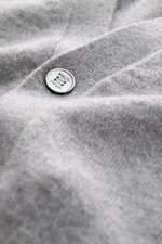 Nahaufnahme des graumelierten Malo Cashmere Cardigans aus weichem Cashmere, Fokus auf Knopf und feines Strickbild, Detailansicht.