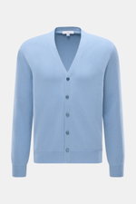 Malo Cashmere Cardigan hellblau, frontal fotografiert, Slim Fit, V-Ausschnitt, fünf Knöpfe, reiner Cashmere, weicher Griff, feines Strickbild, Rippbündchen.