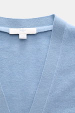 Malo Cashmere Cardigan hellblau in Slim Fit, feines Strickbild, V-Ausschnitt, Fünf-Knopf-Leiste, Rippbündchen, Nahaufnahme von oben.