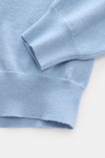 Malo Cashmere Cardigan hellblau, Detailaufnahme von Ärmel und Bund, reiner Cashmere, sehr weich, Slim Fit, feines Strickbild, Rippbündchen.