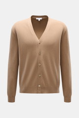 Malo Cashmere Cardigan hellbraun, Slim Fit, aus reinem, sehr weichem Cashmere mit feinem Strick, V-Ausschnitt, Fünf-Knopf-Leiste, Rippbündchen, frontal fotografiert.