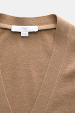 Malo Cashmere Cardigan hellbraun, Detailaufnahme von oben, weiches reines Cashmere, feines Strickbild, V-Ausschnitt, Slim Fit, Rippbündchen