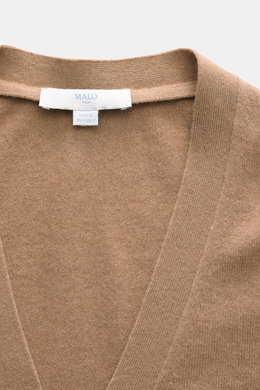 Malo Cashmere Cardigan hellbraun, Detailaufnahme von oben, weiches reines Cashmere, feines Strickbild, V-Ausschnitt, Slim Fit, Rippbündchen