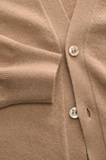 Malo Cashmere Cardigan hellbraun in Nahaufnahme von oben, Slim Fit, feines Strickbild, V-Ausschnitt, Fünf-Knopf-Leiste, Rippbündchen, reiner Cashmere.