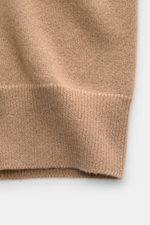 Malo Cashmere Cardigan hellbraun, Detailaufnahme Rippbündchen und feines Strickbild aus weichem, reinem Cashmere, Nahaufnahme von unten.