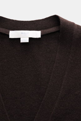 Malo Cashmere Cardigan dunkelbraun aus reiner, weicher Cashmere-Faser, feines Strickbild, V-Ausschnitt, Slim Fit, Nahaufnahme von Kragen und Label.