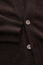 Malo Cashmere Cardigan dunkelbraun, Nahaufnahme von vorne schräg oben, Slim Fit, V-Ausschnitt, fünf Knöpfe, feines Strickbild, weicher Griff, Rippbündchen.