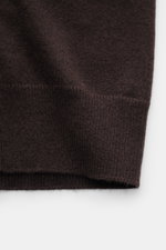 Malo Cashmere Cardigan dunkelbraun in Nahaufnahme, Detail des weichen, feinen Strickbilds und Rippbündchens aus reiner Cashmere-Faser.