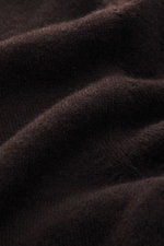 Nahaufnahme des feinen Strickbilds eines Malo Cashmere Cardigans dunkelbraun, fotografiert aus der Detail-Perspektive, zeigt weichen Griff.