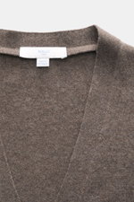 Nahaufnahme des Malo Cashmere Cardigan graubraun meliert, fotografiert von oben, zeigt weiches Cashmere, V-Ausschnitt und feines Strickbild.