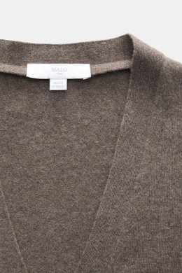 Nahaufnahme des Malo Cashmere Cardigan graubraun meliert, fotografiert von oben, zeigt weiches Cashmere, V-Ausschnitt und feines Strickbild.
