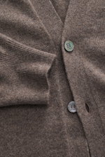 Malo Cashmere Cardigan graubraun meliert, Nahaufnahme von vorne, feines Strickbild, fünf Knöpfe, V-Ausschnitt, weicher Griff, Rippbündchen, Slim Fit, reiner Cashmere.