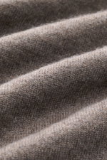 Nahaufnahme des feinen Strickbilds und der weichen Oberfläche des graubraun melierten Malo Cashmere Cardigan, Detailfoto aus schräger Perspektive.