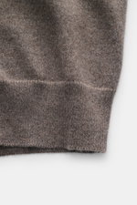 Nahaufnahme des graubraun melierten Malo Cashmere Cardigans, Detailansicht des feinen Strickbilds und der Rippbündchen aus weichem Cashmere.