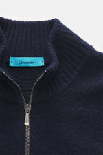 Nahaufnahme der Drumohr Strickjacke navy von oben, reine Lammwolle, weicher Griff, mittelfeines Strickbild, Slim Fit, Zwei-Wege-Reißverschluss, anliegender Stehkragen, komfortable Rippbündchen.