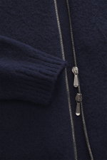 Nahaufnahme der Drumohr Strickjacke navy, frontale Perspektive auf den mittelfeinen Strick, Zwei-Wege-Reißverschluss, weicher Griff, reine Lammwolle, Slim Fit, anliegender Stehkragen, komfortable Rippbündchen.