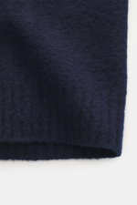 Nahaufnahme der Drumohr Strickjacke navy, Perspektive auf das weiche, mittelfeine Strickbild mit Rippbündchen, reine Lammwolle, Slim Fit, Zwei-Wege-Reißverschluss, anliegender Stehkragen.