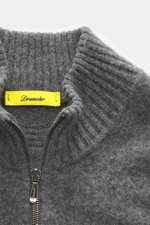 Nahaufnahme der Drumohr Strickjacke dunkelgrau meliert aus reine Lammwolle, weicher Griff, mittelfeines Strickbild, Slim Fit, Zwei-Wege-Reißverschluss, anliegender Stehkragen, komfortable Rippbündchen, frontal fotografiert.