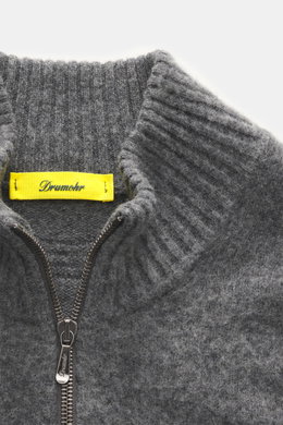 Nahaufnahme der Drumohr Strickjacke dunkelgrau meliert aus reine Lammwolle, weicher Griff, mittelfeines Strickbild, Slim Fit, Zwei-Wege-Reißverschluss, anliegender Stehkragen, komfortable Rippbündchen, frontal fotografiert.