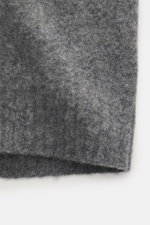 Nahaufnahme der Drumohr Strickjacke dunkelgrau meliert von unten, reine Lammwolle, weicher Griff, mittelfeines Strickbild, Slim Fit, Zwei-Wege-Reißverschluss, anliegender Stehkragen, komfortable Rippbündchen.