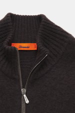 Nahaufnahme der Drumohr Strickjacke dunkelbraun von oben, reine Lammwolle, weicher Griff, mittelfeines Strickbild, Slim Fit, Zwei-Wege-Reißverschluss, Stehkragen, Rippbündchen.