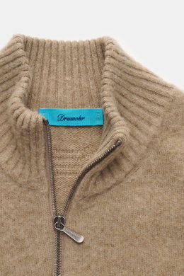 Nahaufnahme der Drumohr Strickjacke taupe meliert von oben, Slim Fit mit Stehkragen, Zwei-Wege-Reißverschluss, Rippbündchen, mittelfeinem Strickbild, weichem Griff aus reiner Lammwolle.