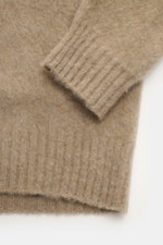 Nahaufnahme der Drumohr Strickjacke taupe meliert von oben auf Ärmel und Saum, reine Lammwolle, weicher Griff, mittelfeines Strickbild, Slim Fit, Zwei-Wege-Reißverschluss, anliegender Stehkragen, komfortable Rippbündchen.