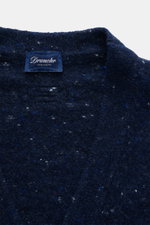 Nahaufnahme des Kragenbereichs vom Drumohr Cardigan navy meliert, Mix aus Schurwolle, Cashmere, Microfaser, sehr weicher Griff, mittelfeines Strickbild, Oversized Fit, glatte Knopfleiste, flexible Rippbündchen, Ansicht von oben.