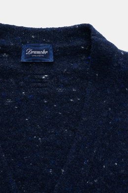Nahaufnahme des Kragenbereichs vom Drumohr Cardigan navy meliert, Mix aus Schurwolle, Cashmere, Microfaser, sehr weicher Griff, mittelfeines Strickbild, Oversized Fit, glatte Knopfleiste, flexible Rippbündchen, Ansicht von oben.