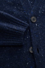 Nahaufnahme des Drumohr Cardigan navy meliert von schräg oben, Mix aus Schurwolle, Cashmere, Microfaser, sehr weicher Griff, mittelfeines Strickbild, Oversized Fit, glatte Knopfleiste, flexible Rippbündchen.
